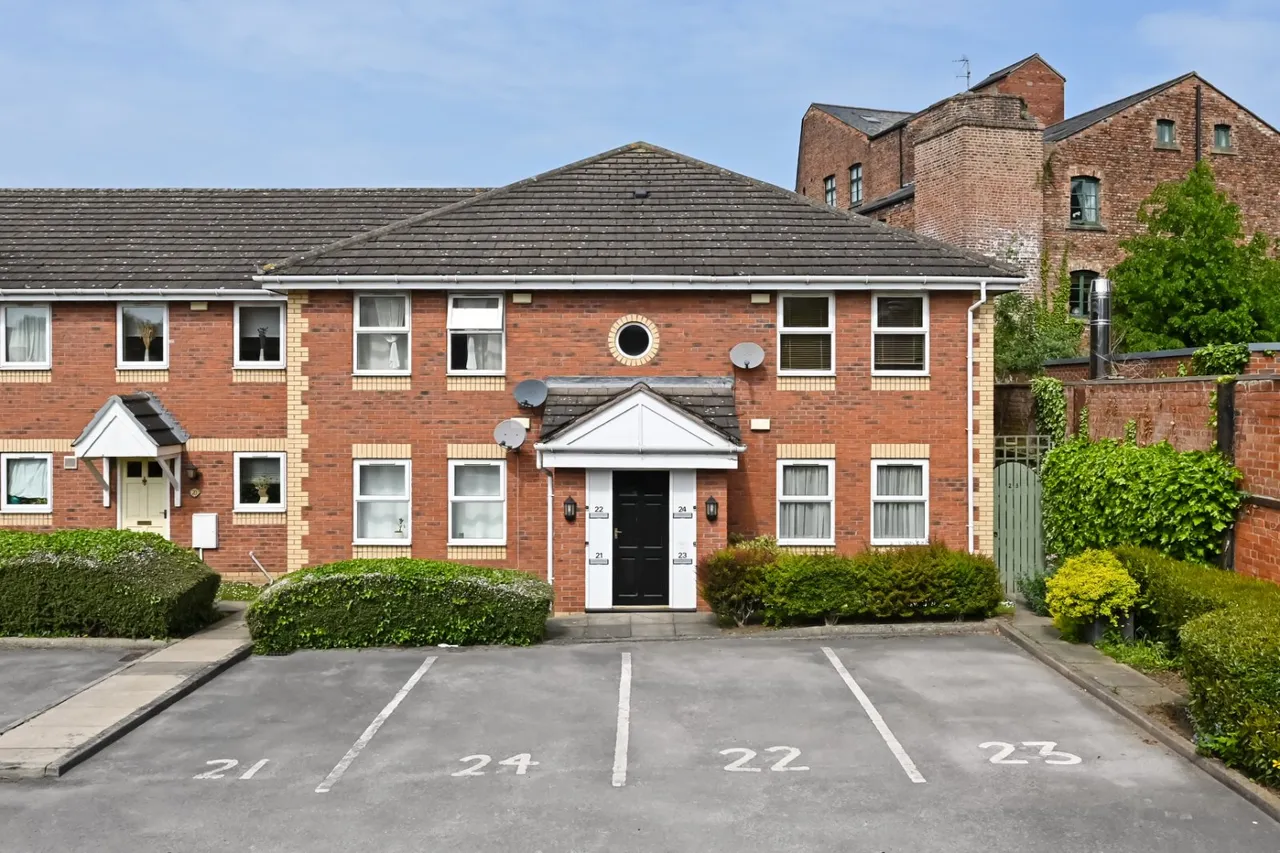 2 bed flat for sale, Barbican Mews, York, YO10