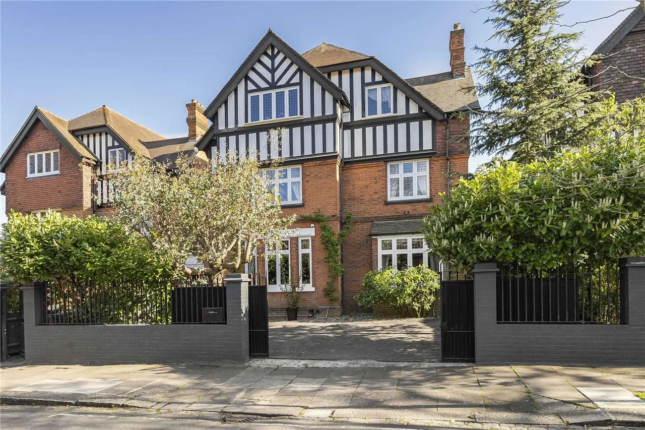 8 bed house for sale — Charlbury Grove, London, W5 2DY