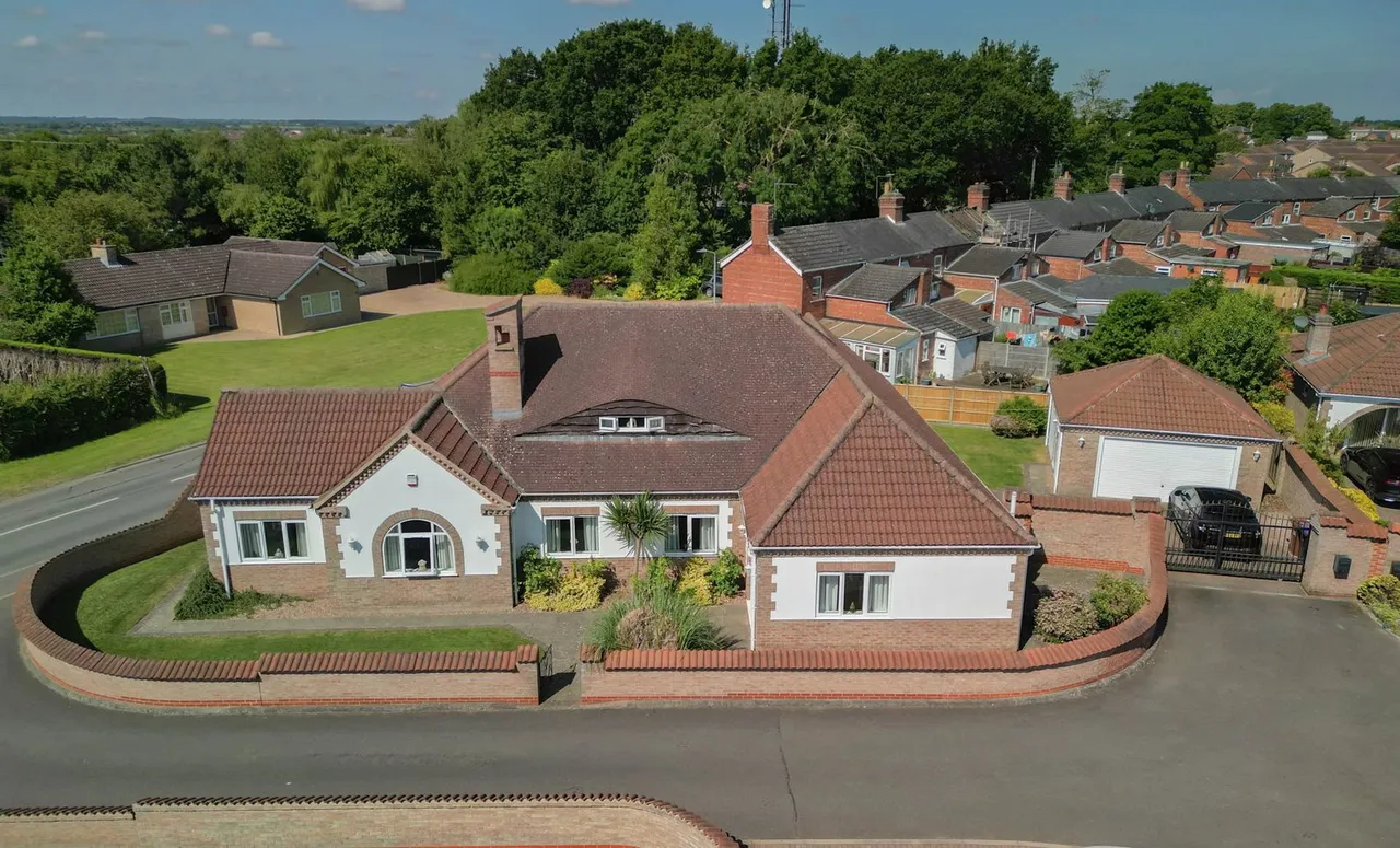 5 bed house for sale — Mareham Lane, Sleaford, NG34 7JZ