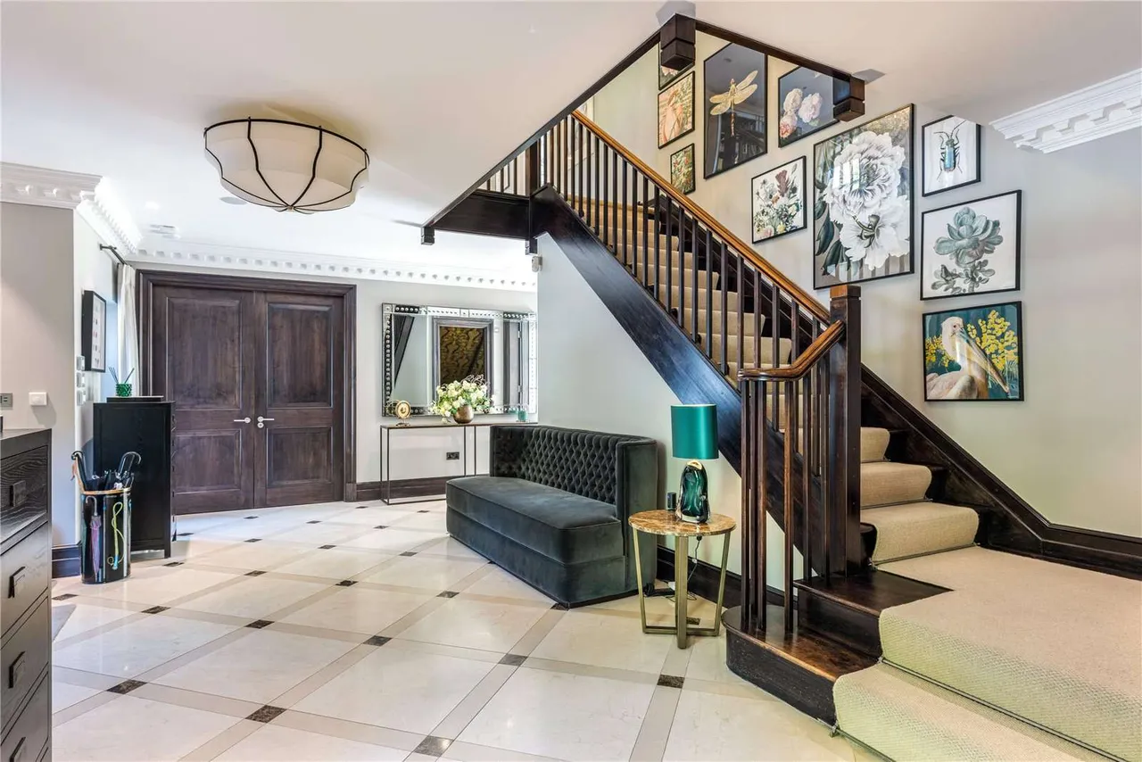 Queens Drive, Oxshott, Surrey, KT22 0PB, photo 4