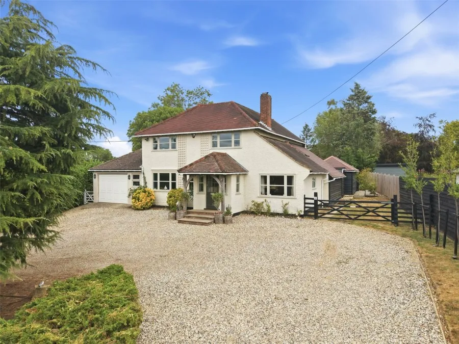 with 4 bedrooms in Matching Green, Harlow, CM17, photo 2