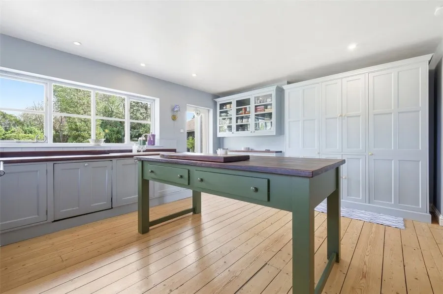 with 4 bedrooms in Matching Green, Harlow, CM17, photo 5