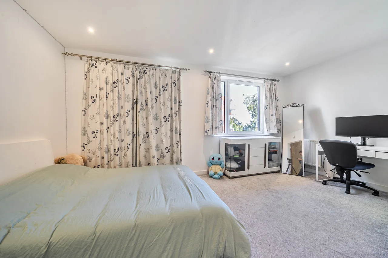 Edgware, HA8, photo 15