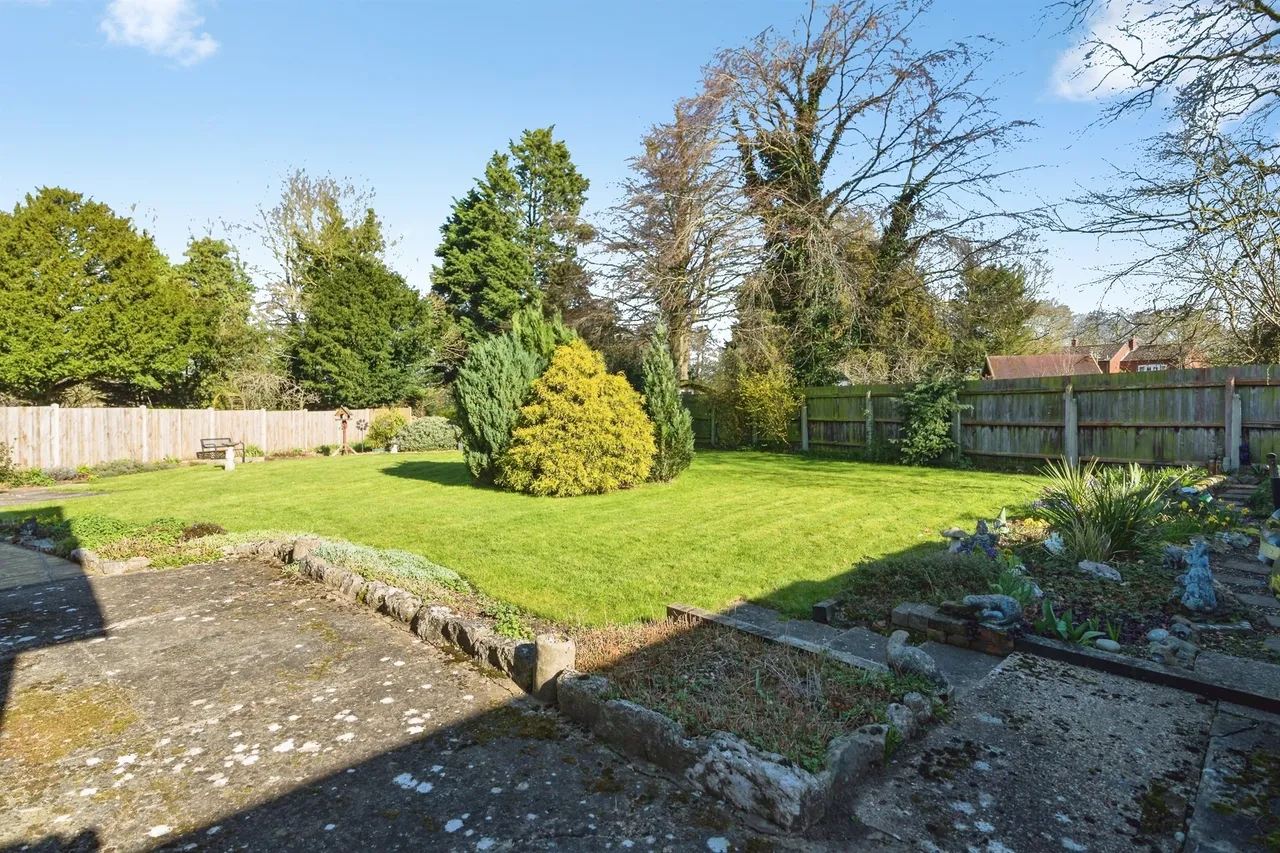 Elms Close, Earsham, NR35, photo 2
