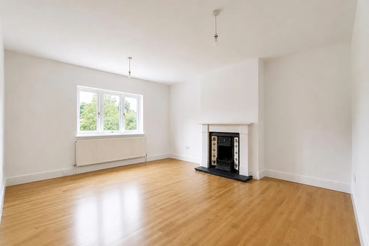 3 bed flat to rent, Upper Richmond Road West, Richmond, TW10