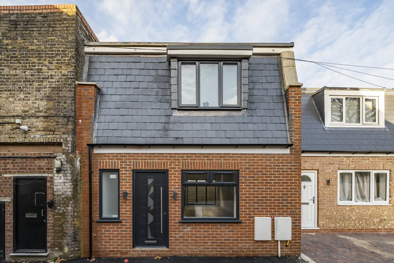2 bed house for sale — Murray Mews, Catford, London, SE6