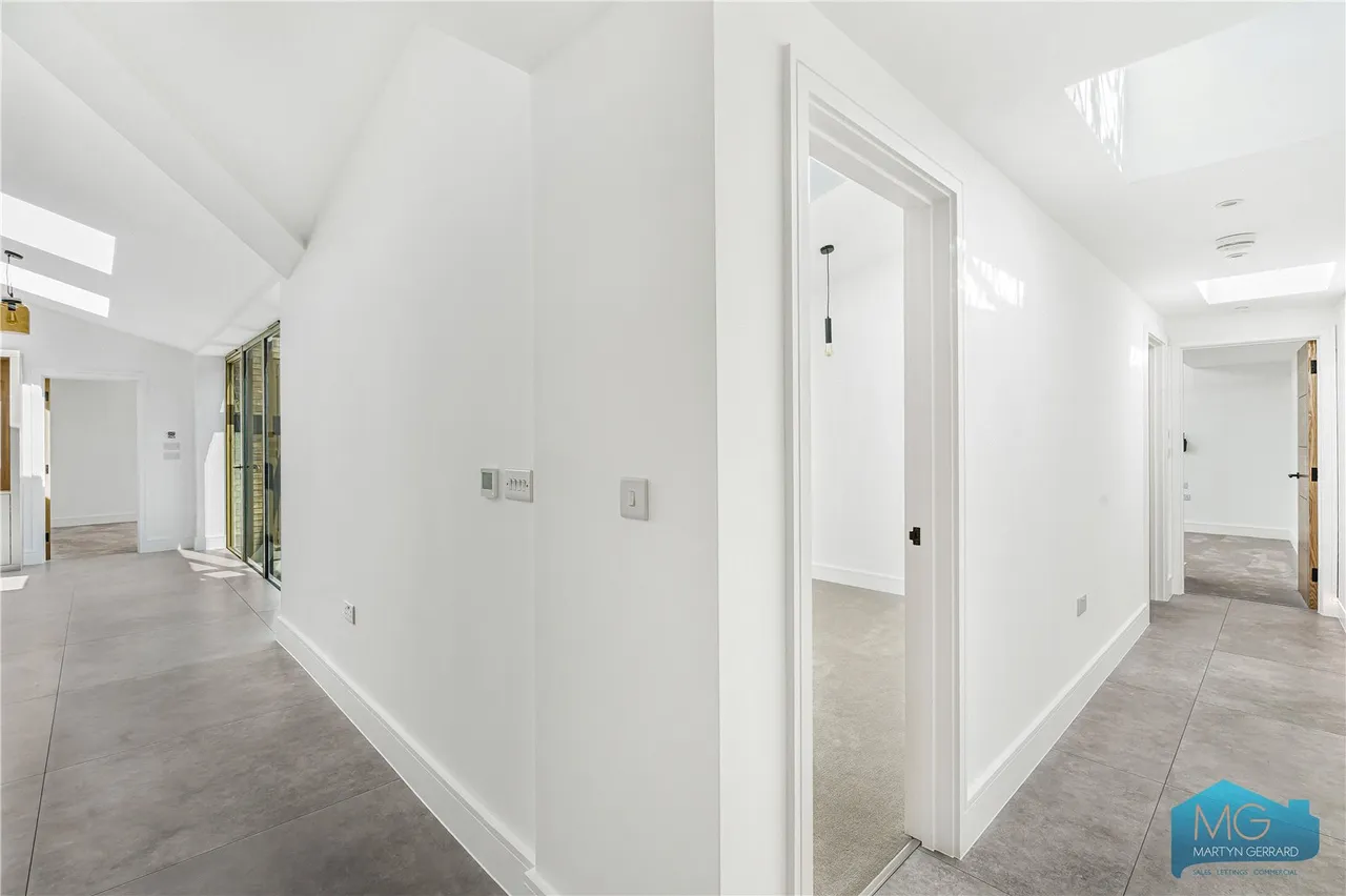 Bow Lane, London, N12, photo 17