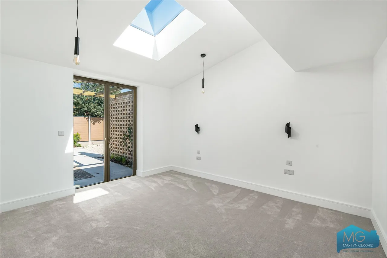 Bow Lane, London, N12, photo 4