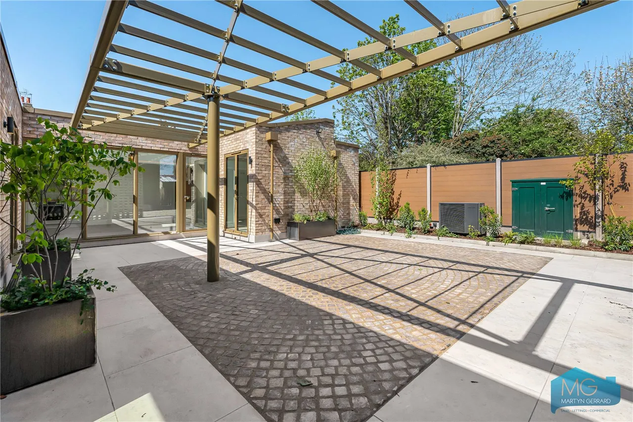 Bow Lane, London, N12, photo 9