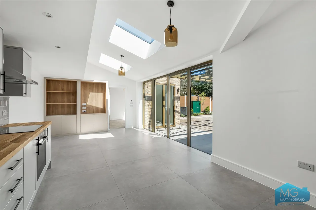 Bow Lane, London, N12, photo 2