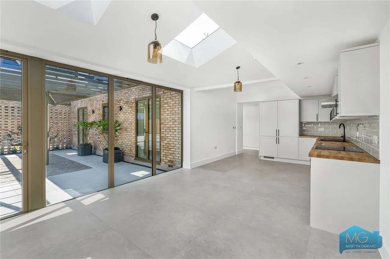 Bow Lane, London, N12, photo 13