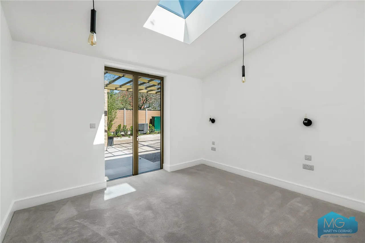 Bow Lane, London, N12, photo 8