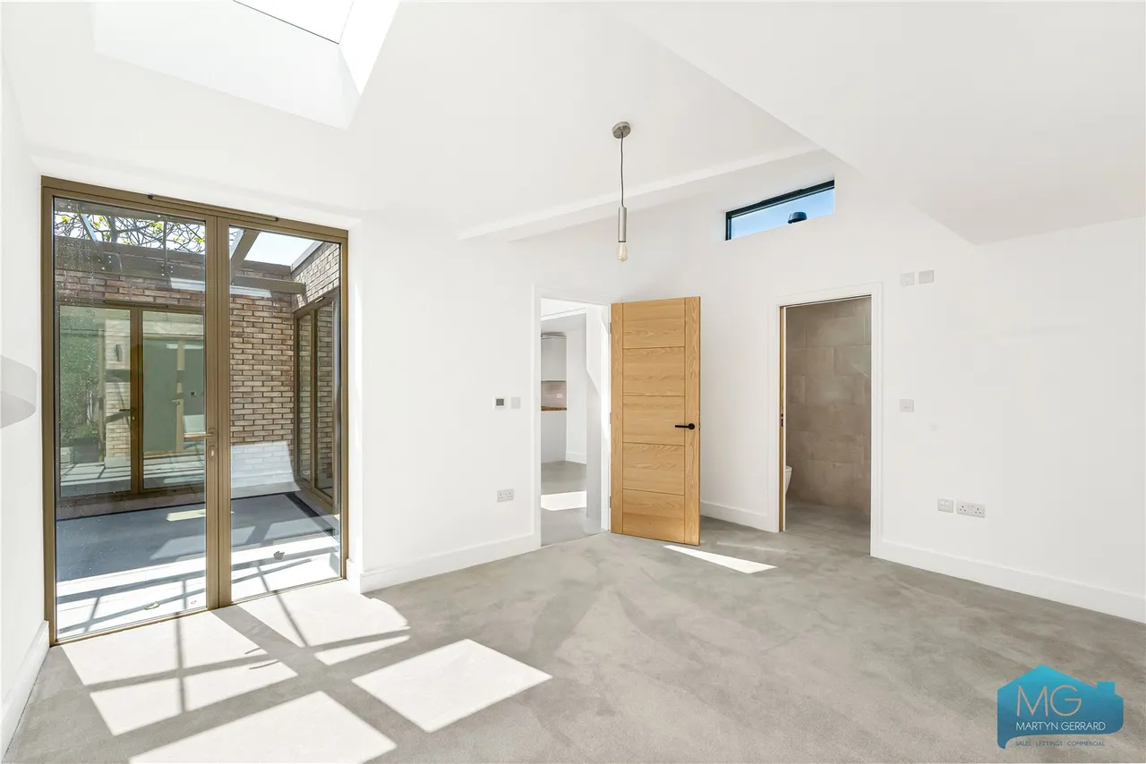 Bow Lane, London, N12, photo 6