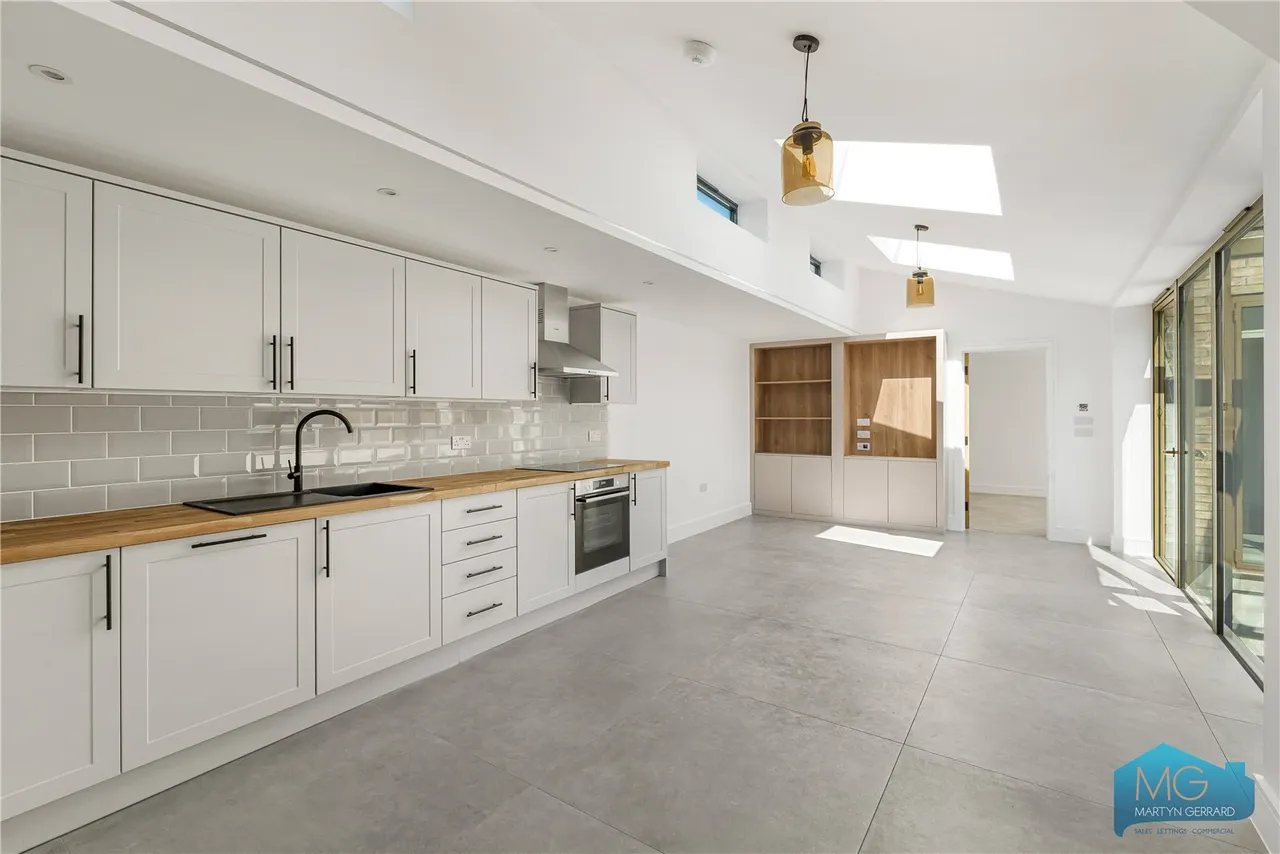 Bow Lane, London, N12, photo 14