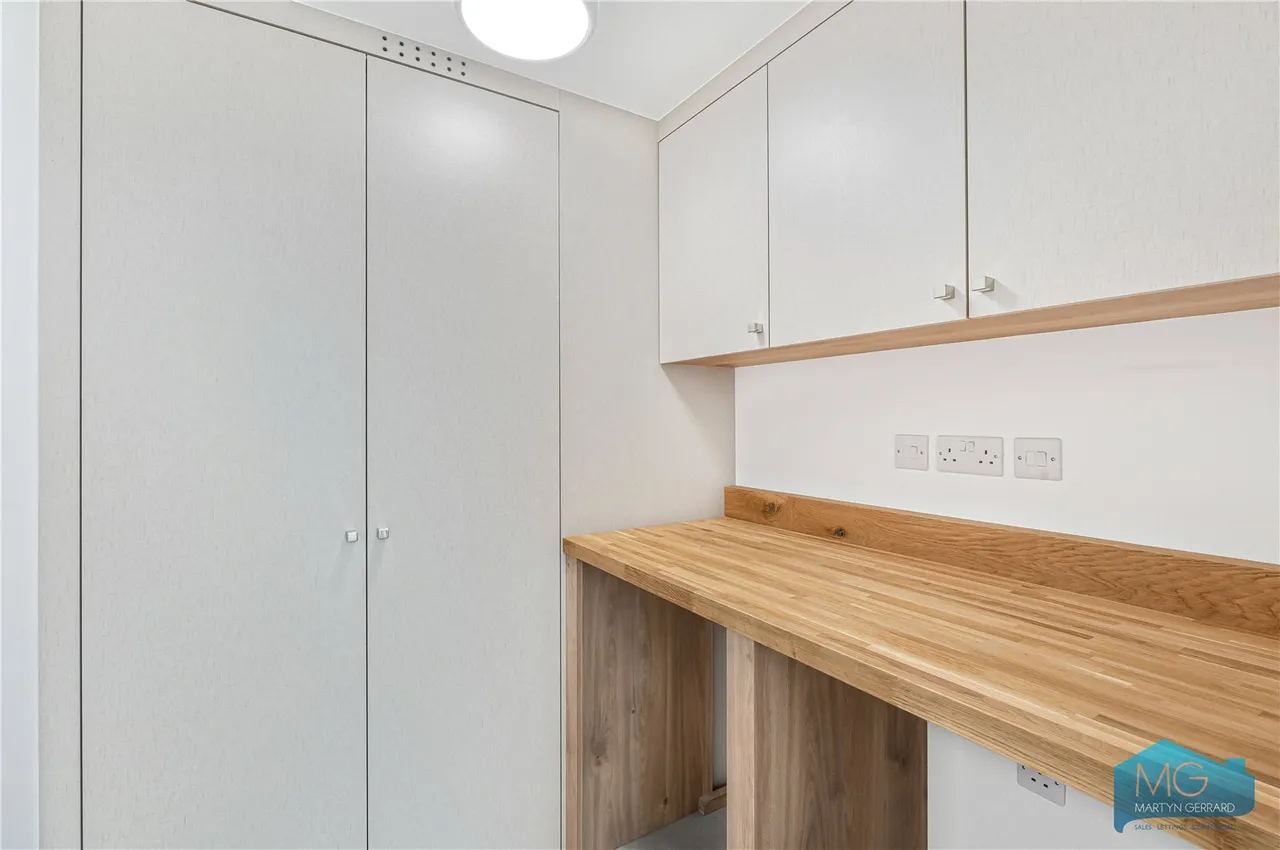 Bow Lane, London, N12, photo 10