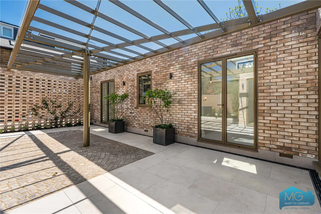 Bow Lane, London, N12, photo 18
