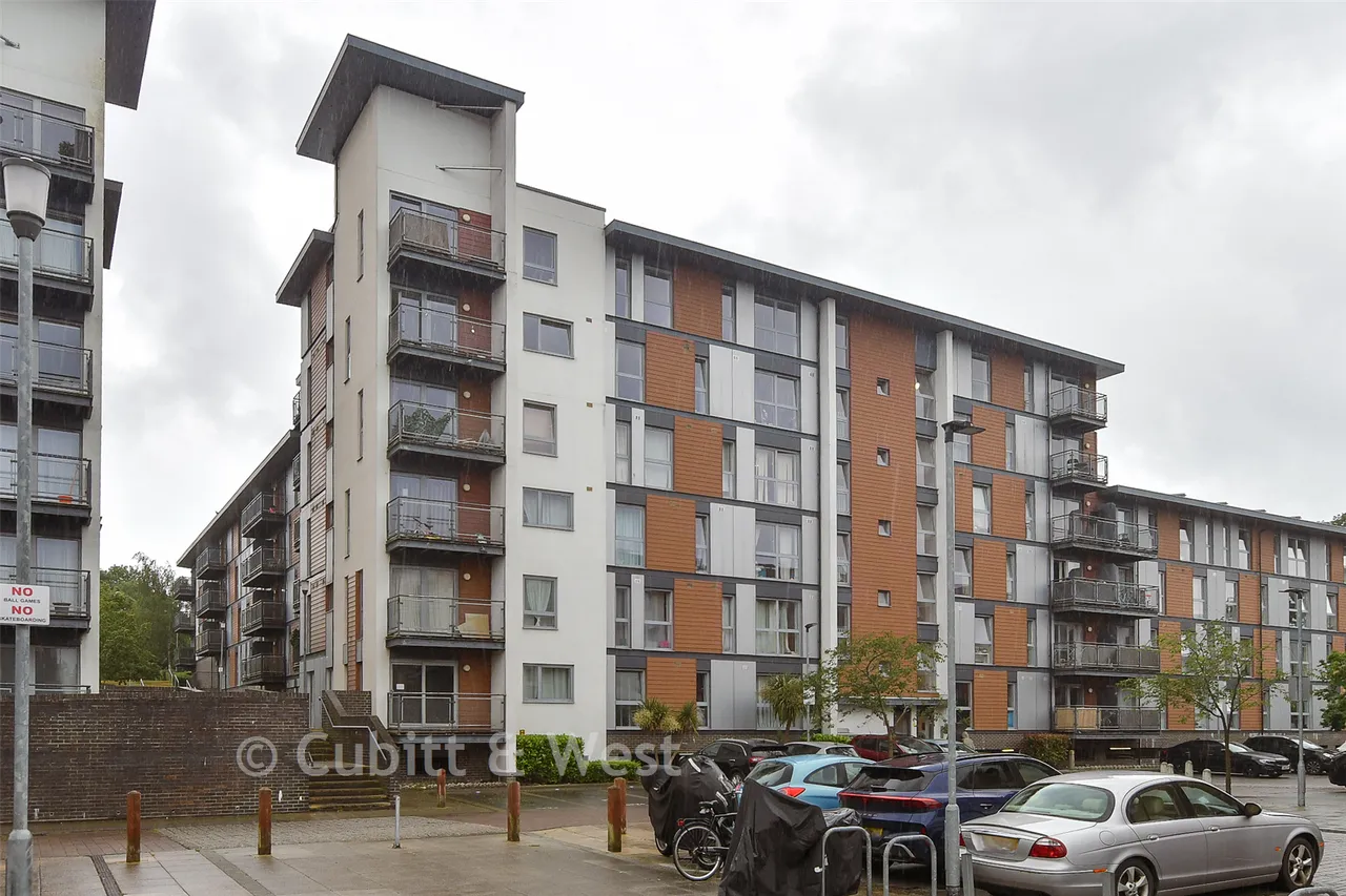 2 bed flat for sale, Commonwealth Drive, Three Bridges, RH10