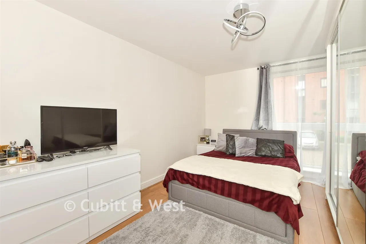 Commonwealth Drive, Three Bridges, RH10, photo 6