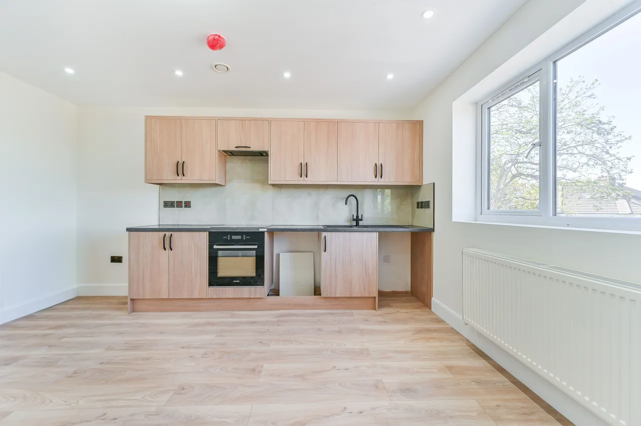 Flat 3, 31 Waverley Way, Carshalton, photo 3