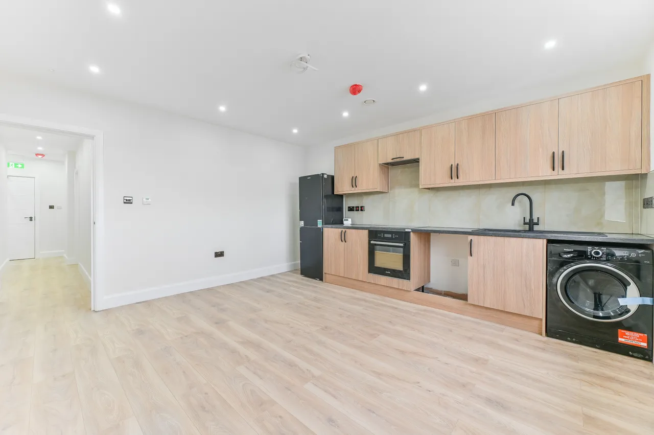 Flat 3, 31 Waverley Way, Carshalton, photo 9
