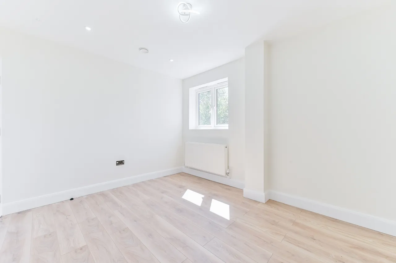 Flat 3, 31 Waverley Way, Carshalton, photo 10