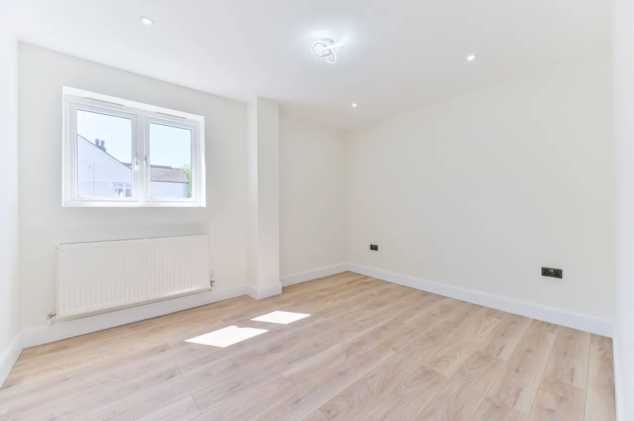 Flat 3, 31 Waverley Way, Carshalton, photo 5