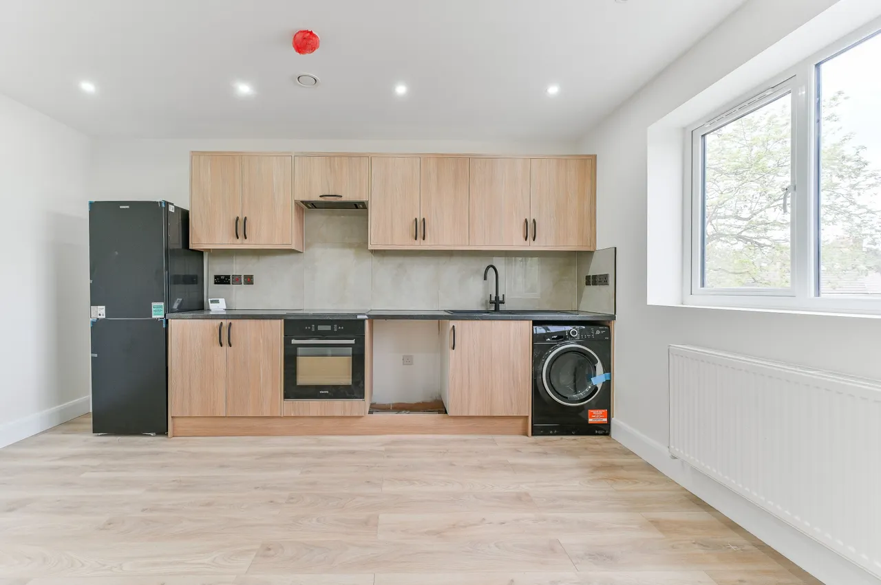 Flat 3, 31 Waverley Way, Carshalton, photo 12