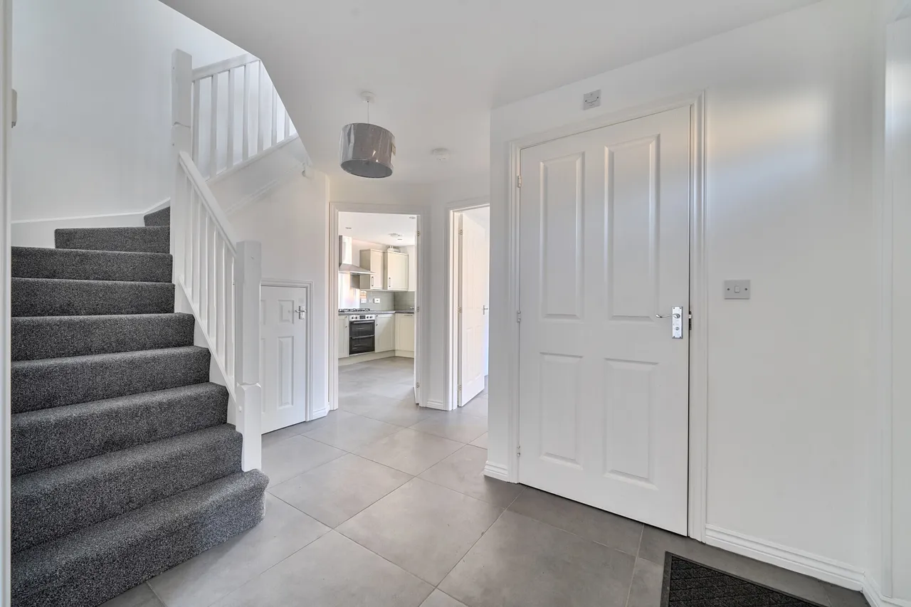 Midnight Court, Cheltenham, GL52, photo 9
