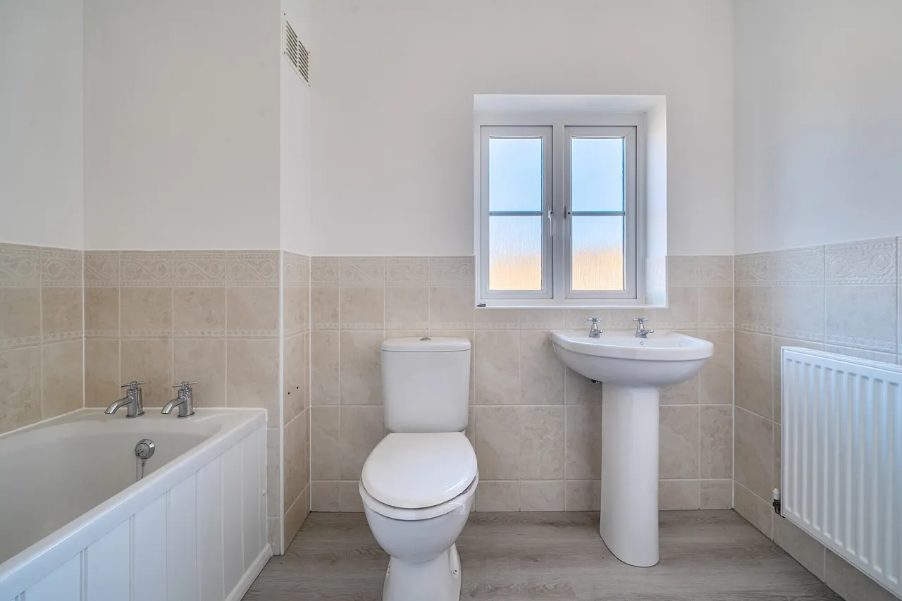 Midnight Court, Cheltenham, GL52, photo 11