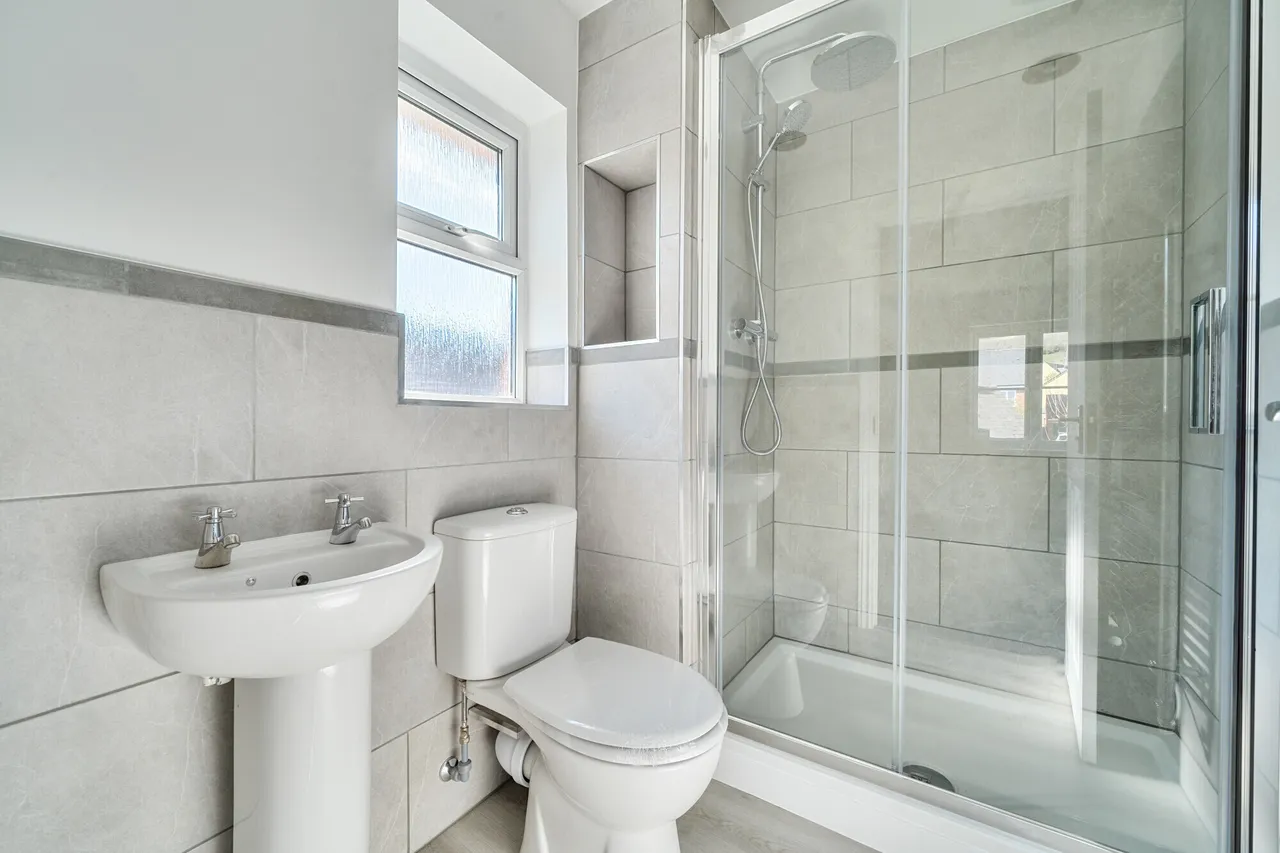 Midnight Court, Cheltenham, GL52, photo 6