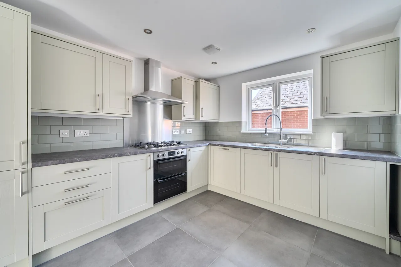 Midnight Court, Cheltenham, GL52, photo 3