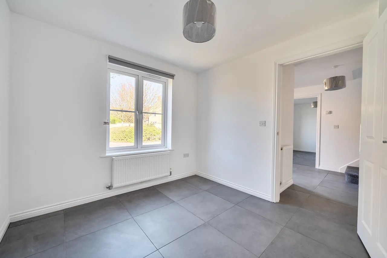 Midnight Court, Cheltenham, GL52, photo 5
