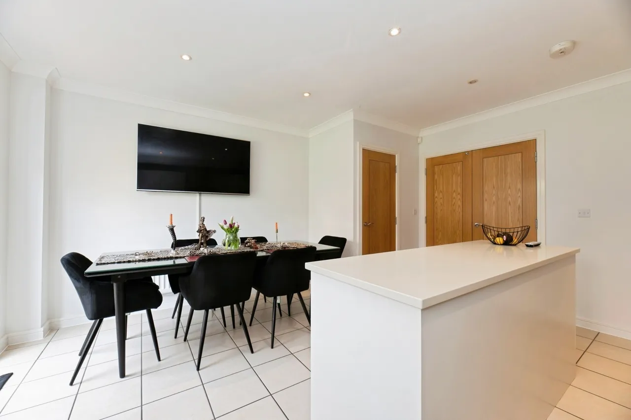 Halcyon Close, Oxshott, KT22, photo 8