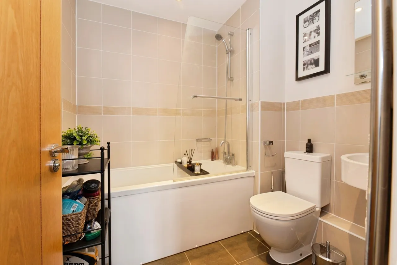 Halcyon Close, Oxshott, KT22, photo 15