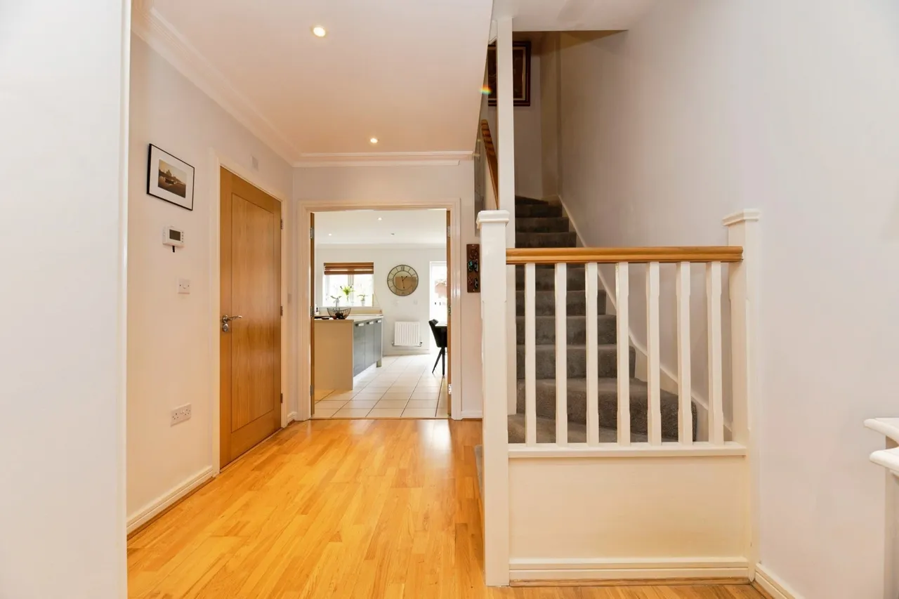 Halcyon Close, Oxshott, KT22, photo 11