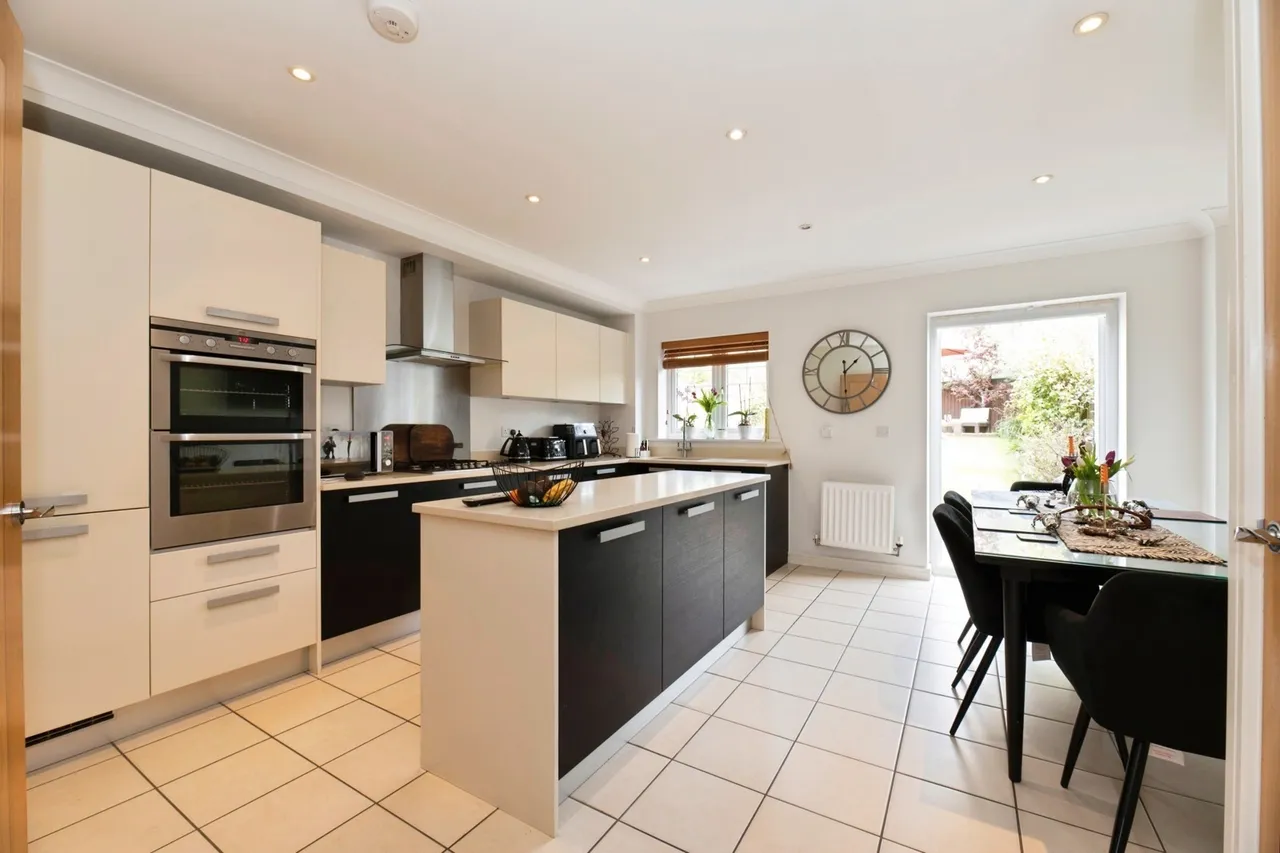 Halcyon Close, Oxshott, KT22, photo 4
