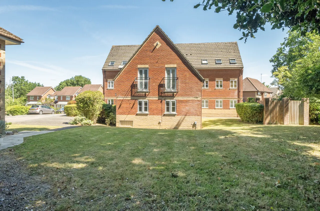 2 bed flat for sale — Hitherhooks Hill, Binfield, Bracknell, Berkshire, RG42 4QW