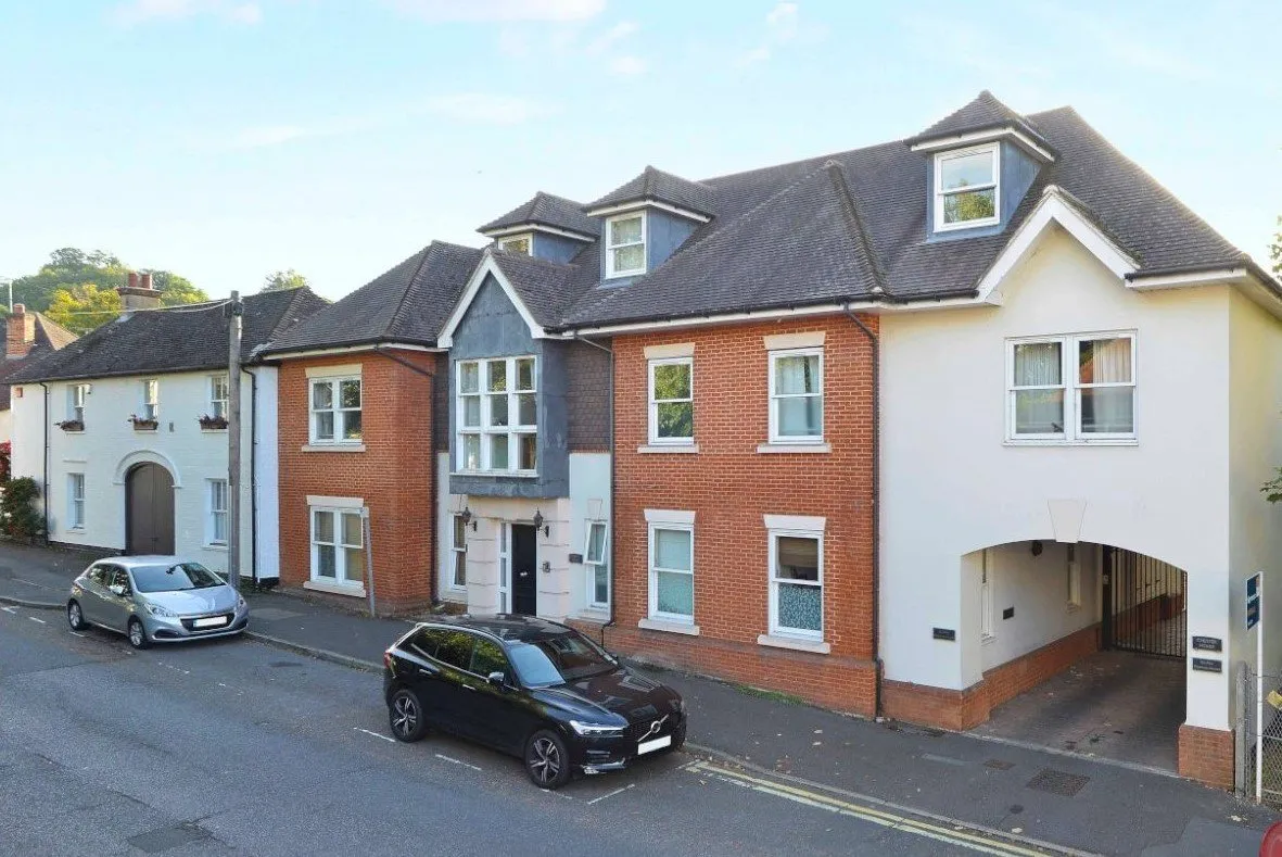 2 bed flat for sale, Station Road, Godalming, GU7