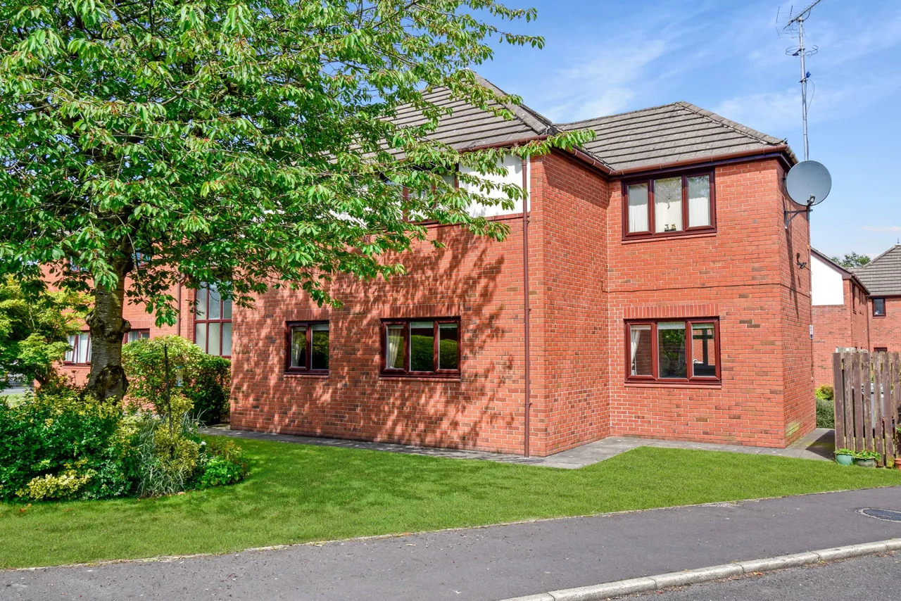 2 bed flat for sale — Kings Court, Leyland, PR25 2SF