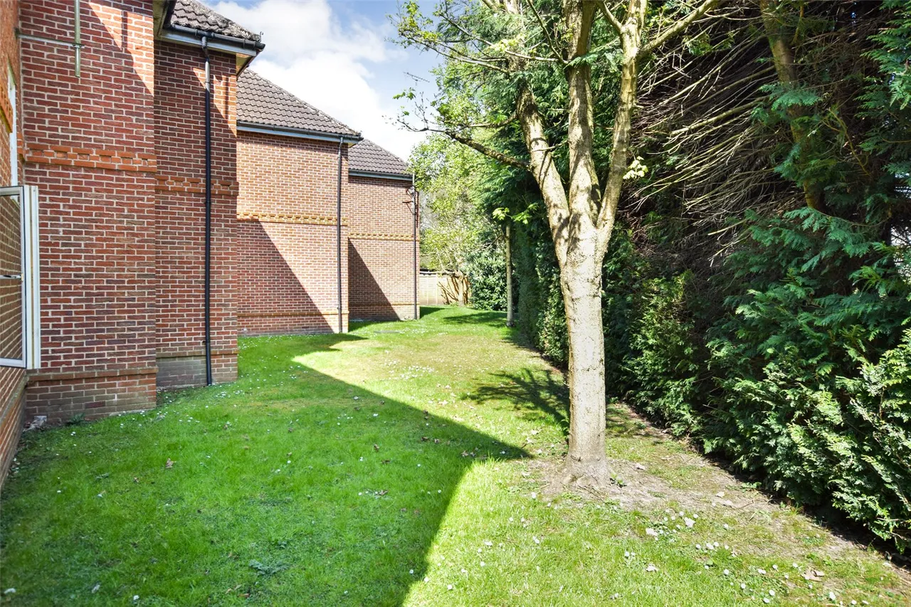 Mallard Place, Farnborough, GU14, photo 8