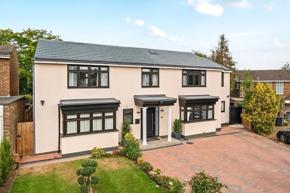 5 bed house to rent — Elm Gardens, Esher KT10