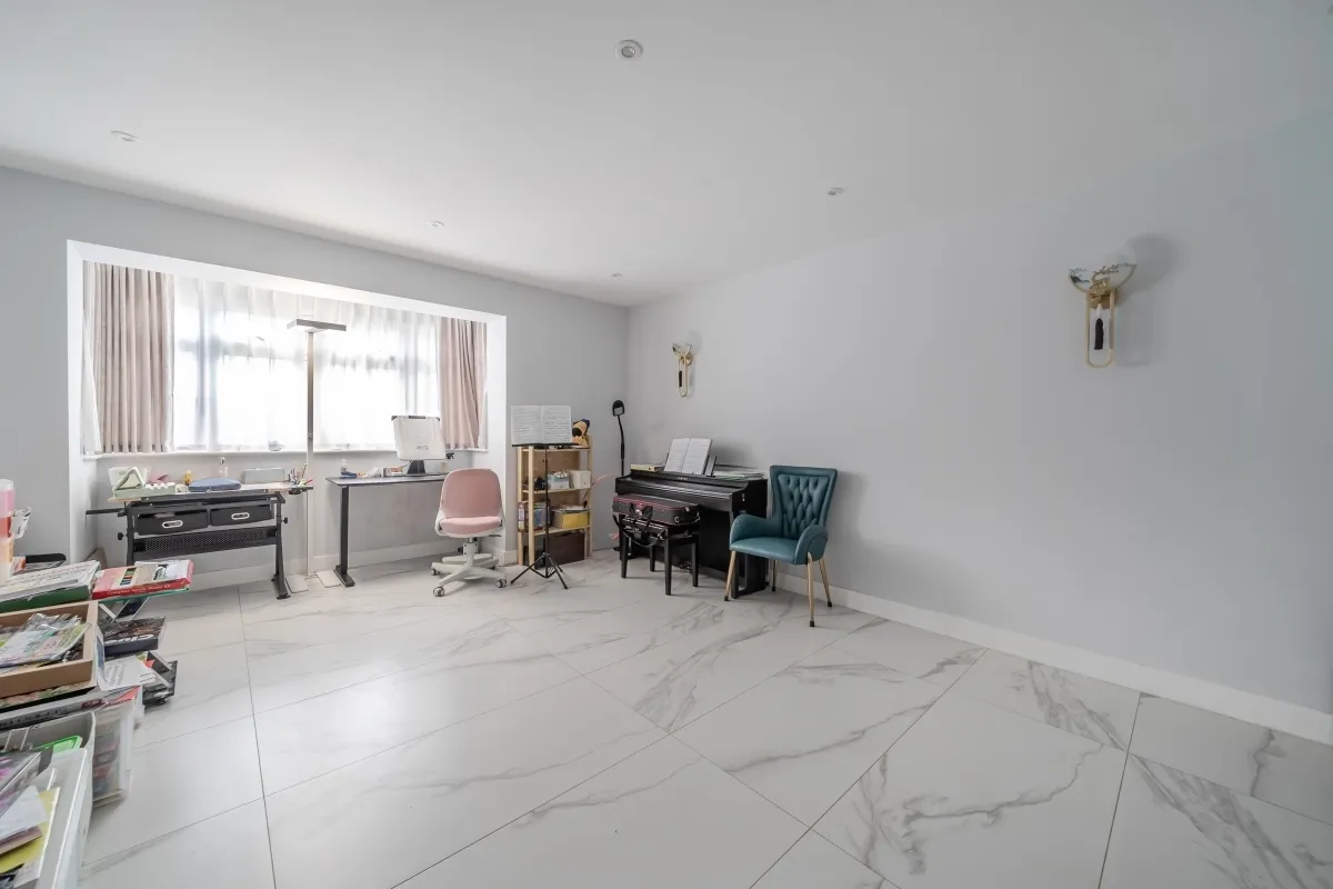 Elm Gardens, Esher KT10, photo 6