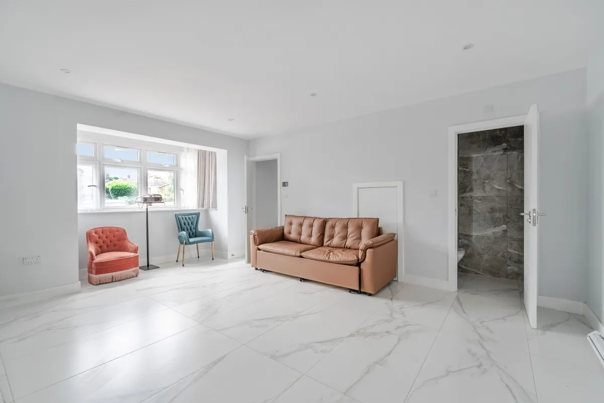 Elm Gardens, Esher KT10, photo 7