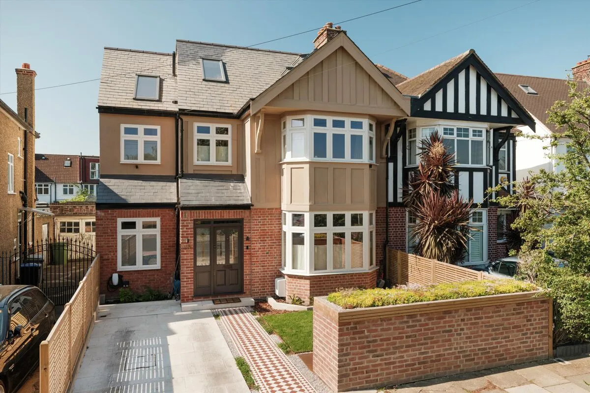 Leighton Gardens, London, NW10, photo 2