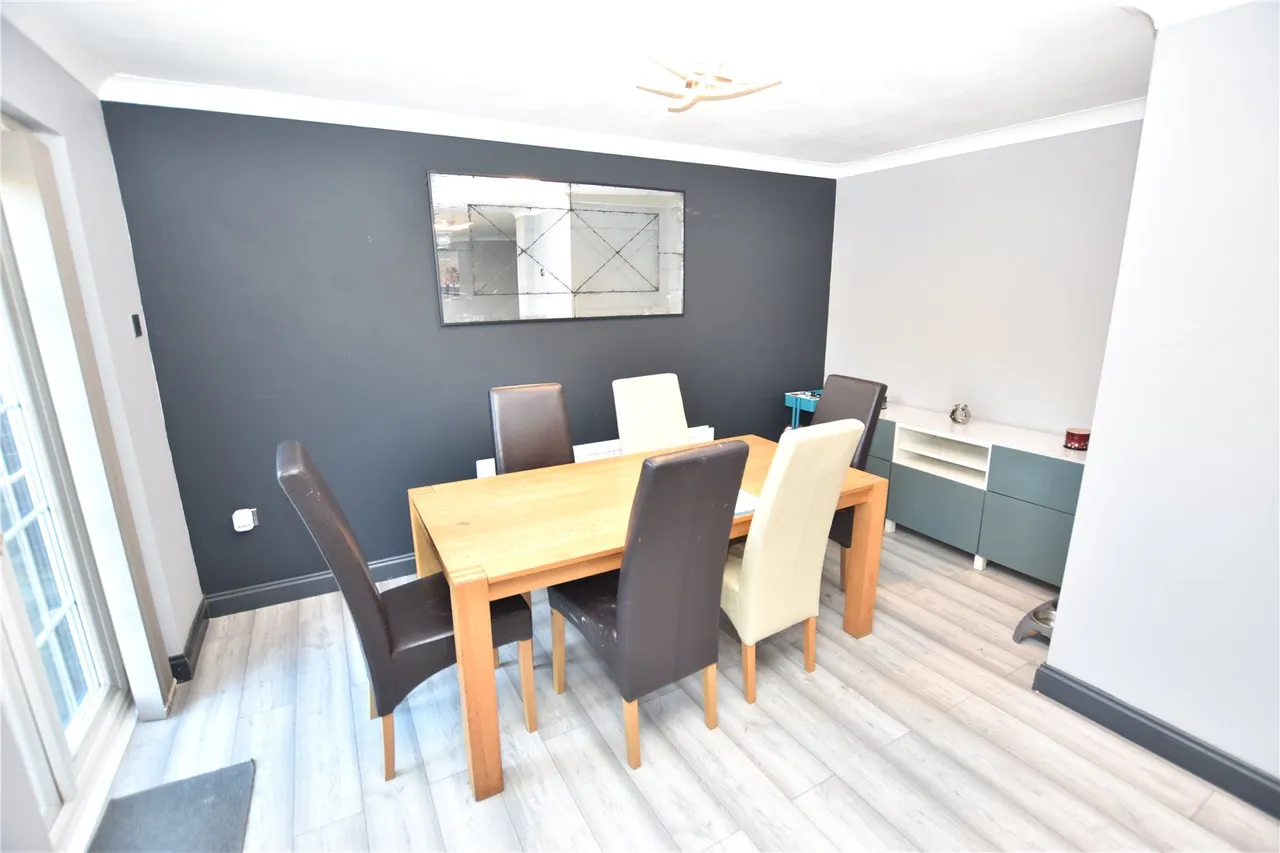Comfrey Close, Farnborough, Hampshire, GU14 9XX, photo 3