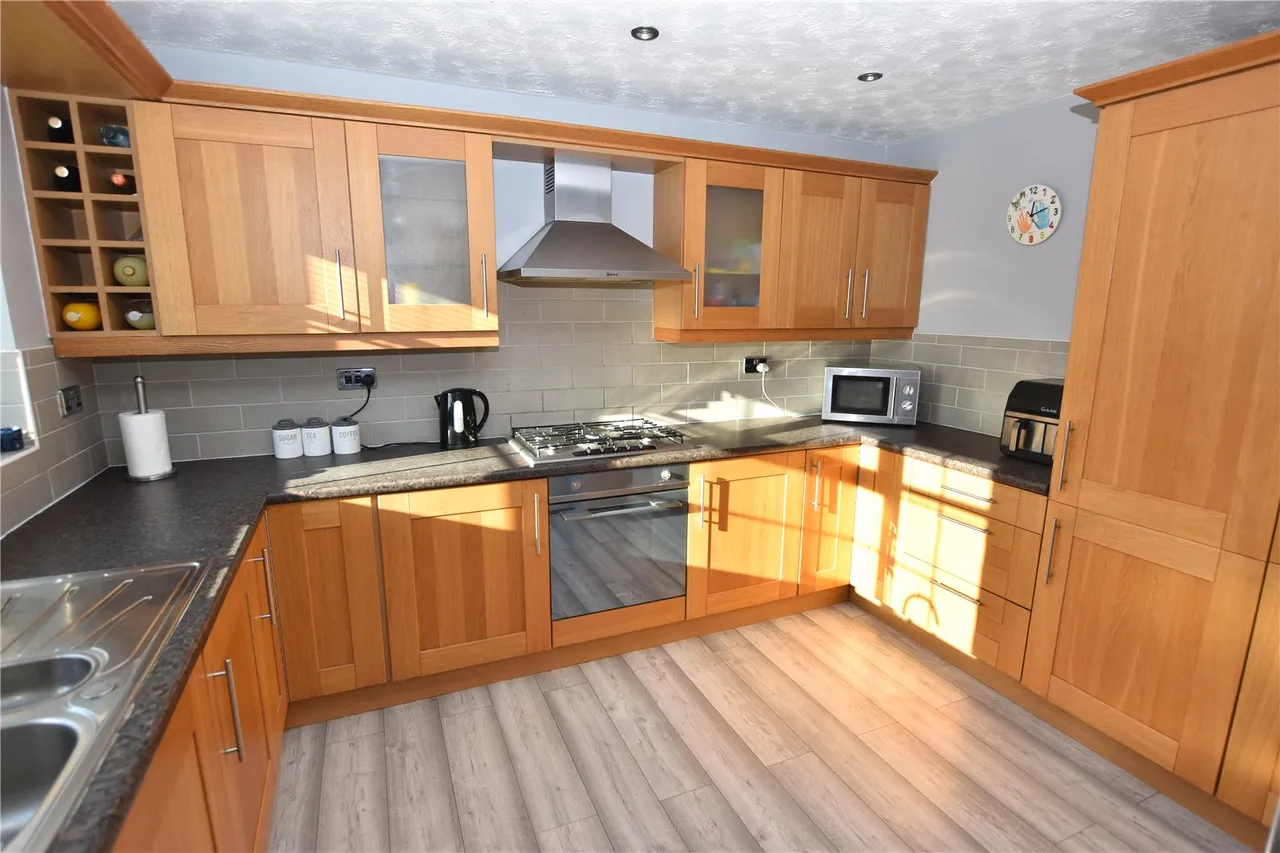 Comfrey Close, Farnborough, Hampshire, GU14 9XX, photo 6