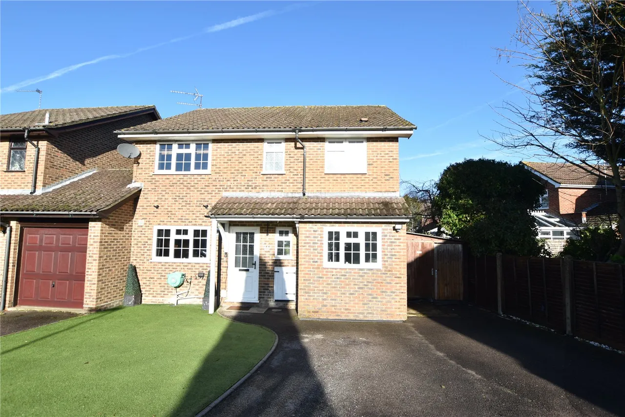 4 bed house for sale — Comfrey Close, Farnborough, Hampshire, GU14 9XX