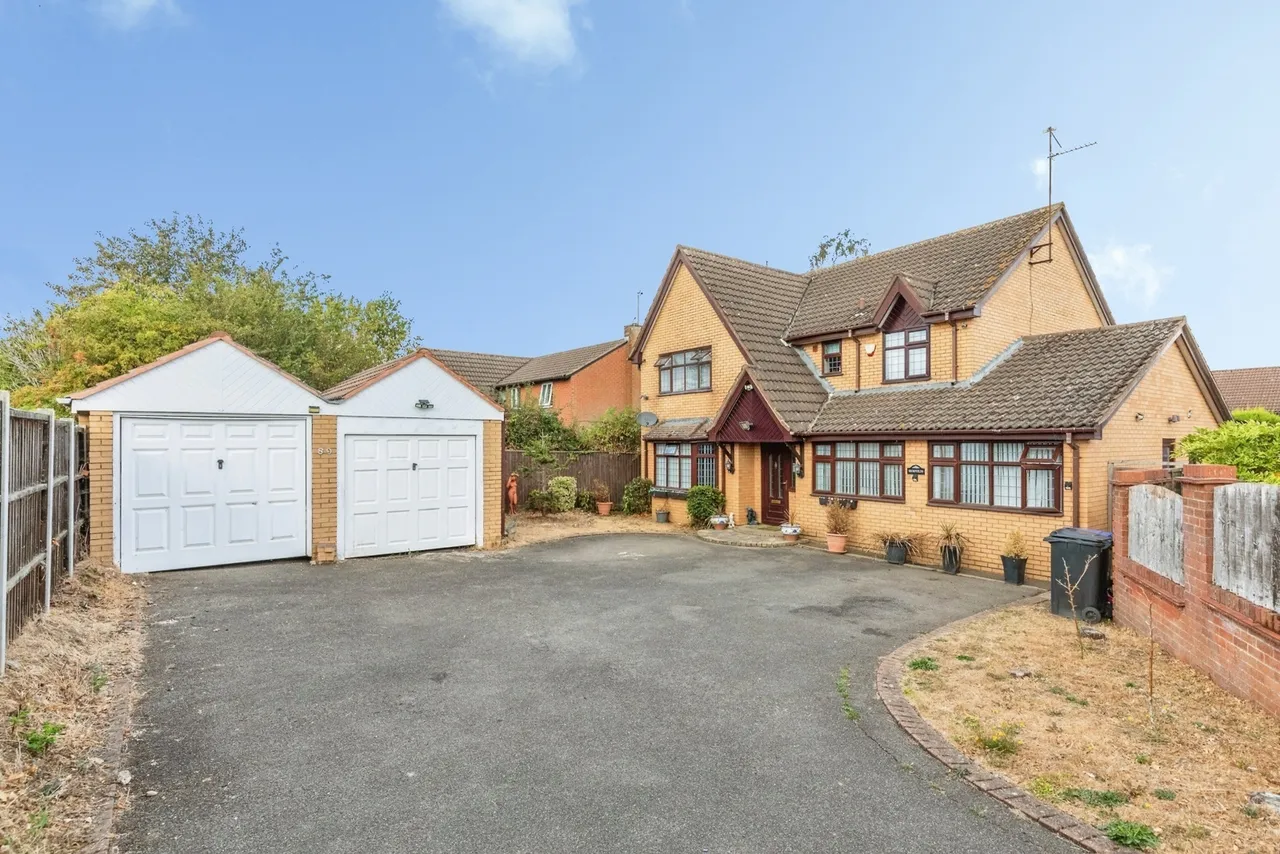 6 bed house for sale — Wrenbury Road, Northampton, Northamptonshire, NN5