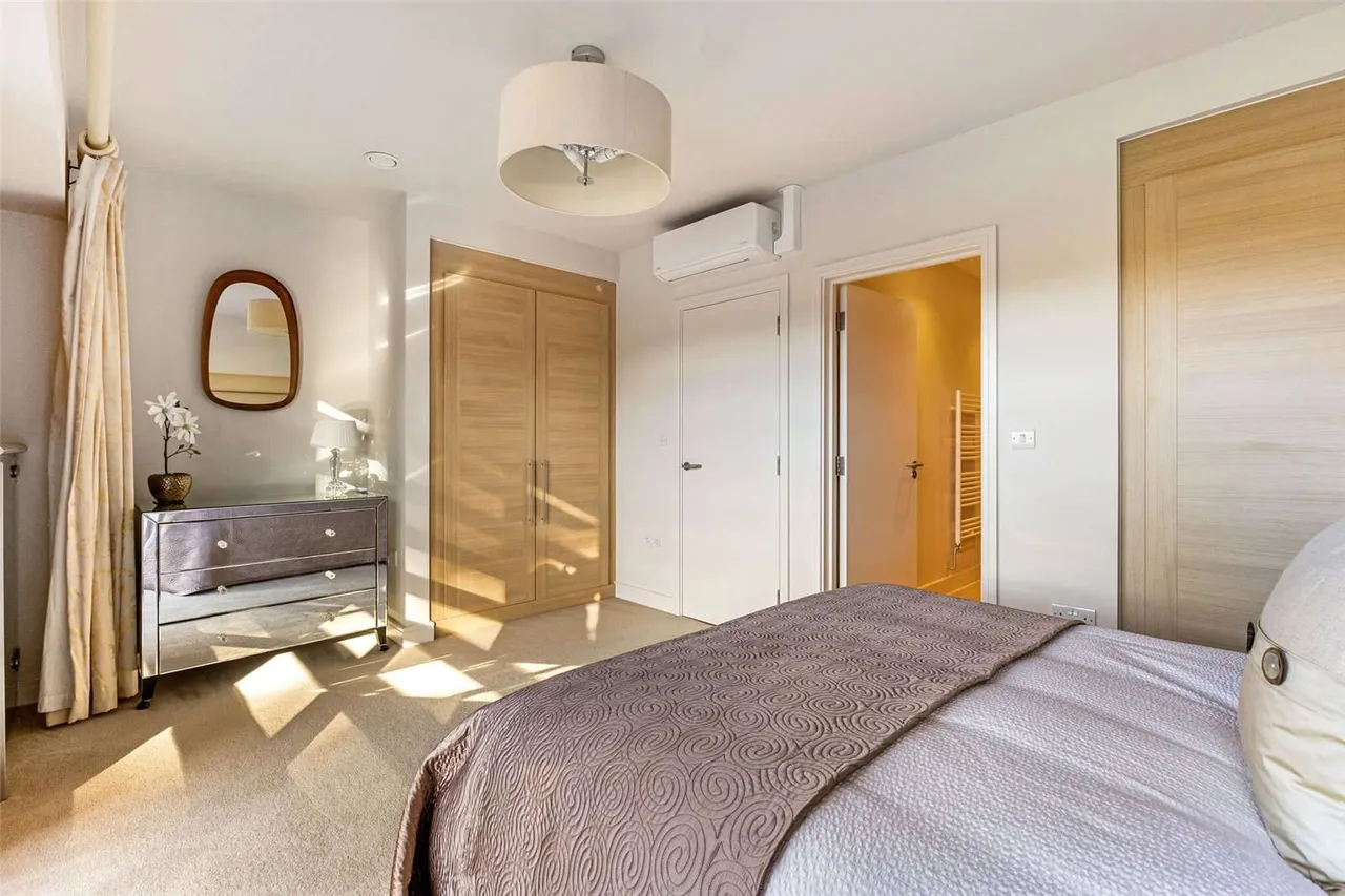 Cliveden Gages, Taplow, Maidenhead, Buckinghamshire, SL6 0GA, photo 9