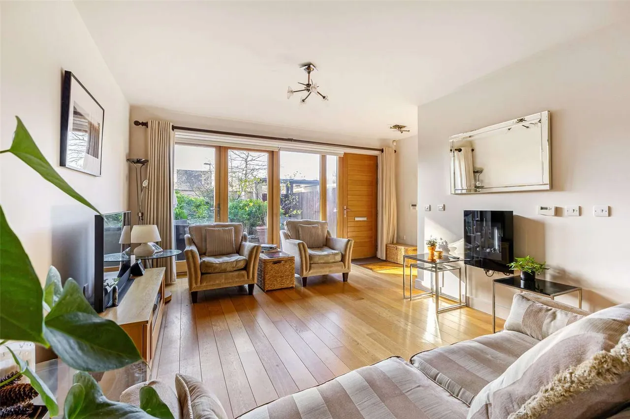 Cliveden Gages, Taplow, Maidenhead, Buckinghamshire, SL6 0GA, photo 2